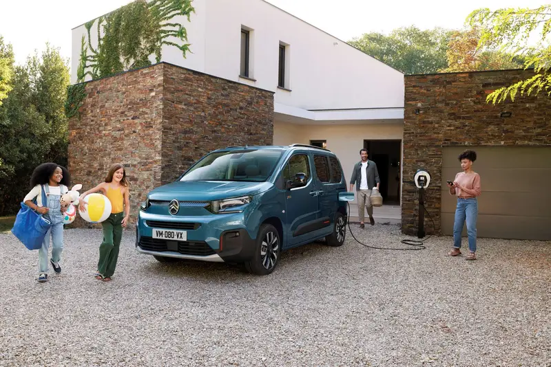 Mit dem Elektroauto in den Urlaub? Kein Problem! - © Stellantis