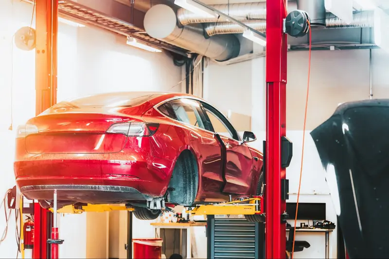 Tesla in Autowerkstatt