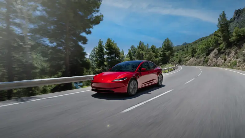 roter Tesla Model 3 mit Klassenbester Preis-Leistung bei der Reichweite