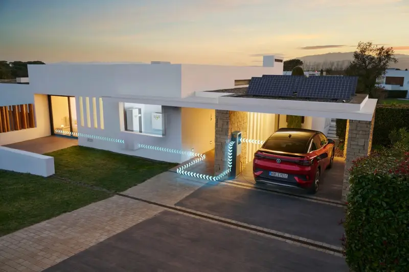 Sichere und effiziente Heimladung eines Elektroautos vor einem Einfamilienhaus