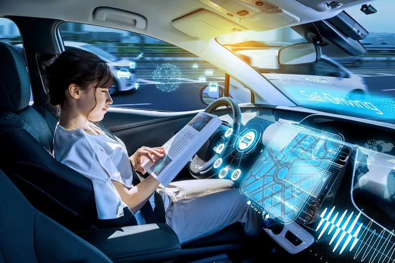 Frau liest am Steuer eines autonomen Autos