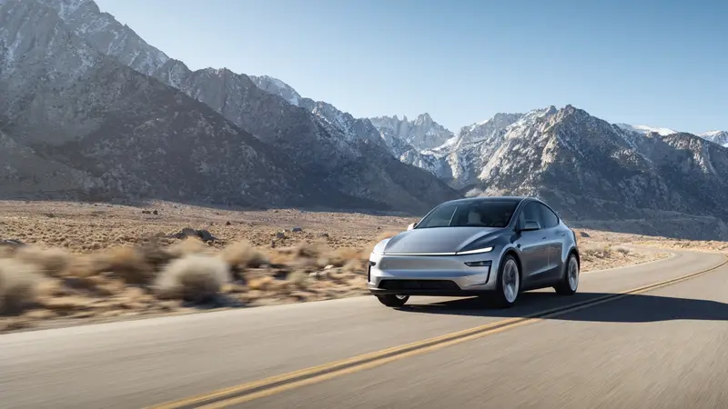 Tesla Model Y Juniper in einer Ausstellungshalle