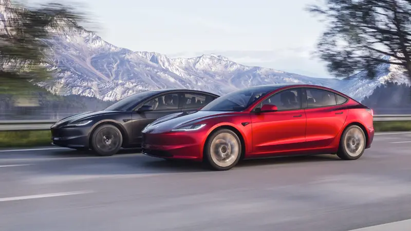 zwei Tesla Model 3 Highland auf der Autobahn