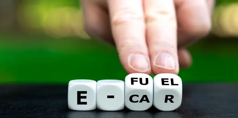 Vier Würfel mit E-Fuel oder E-Car Aufschrift 