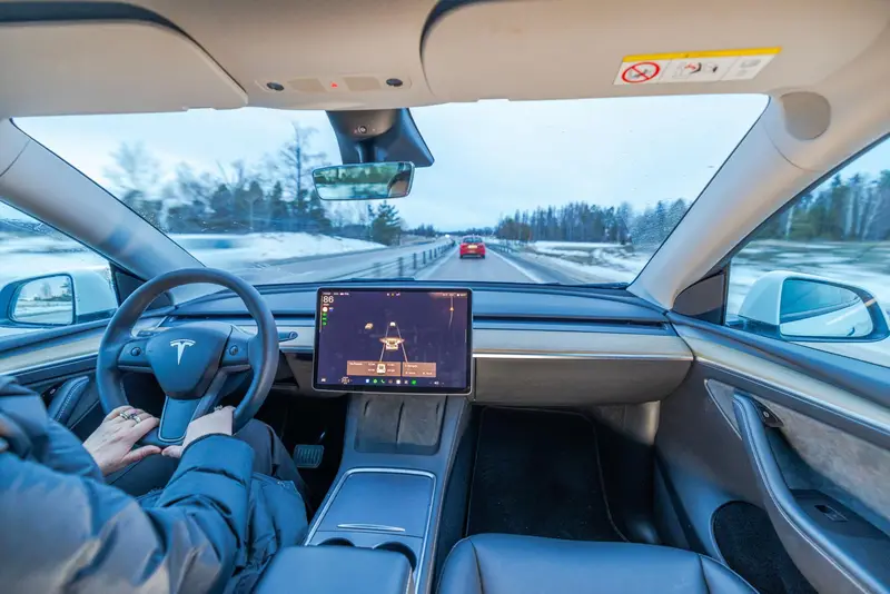 Tesla Innenraum mit eingeschaltetem Autopilot 