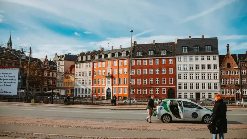 eine Straße in Kopenhagen mit einem parkenden E-Auto