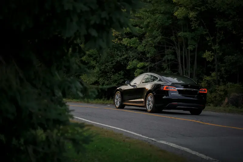 Schwarzes Elektro-Auto in der Natur