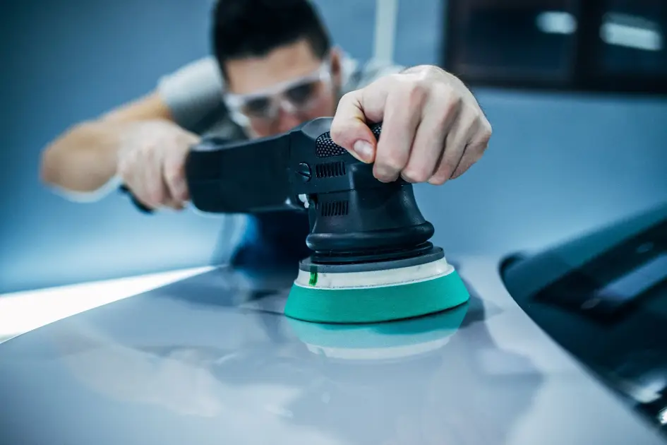 Autoaufbereitung mit Nahaufnahme einer Poliermaschine