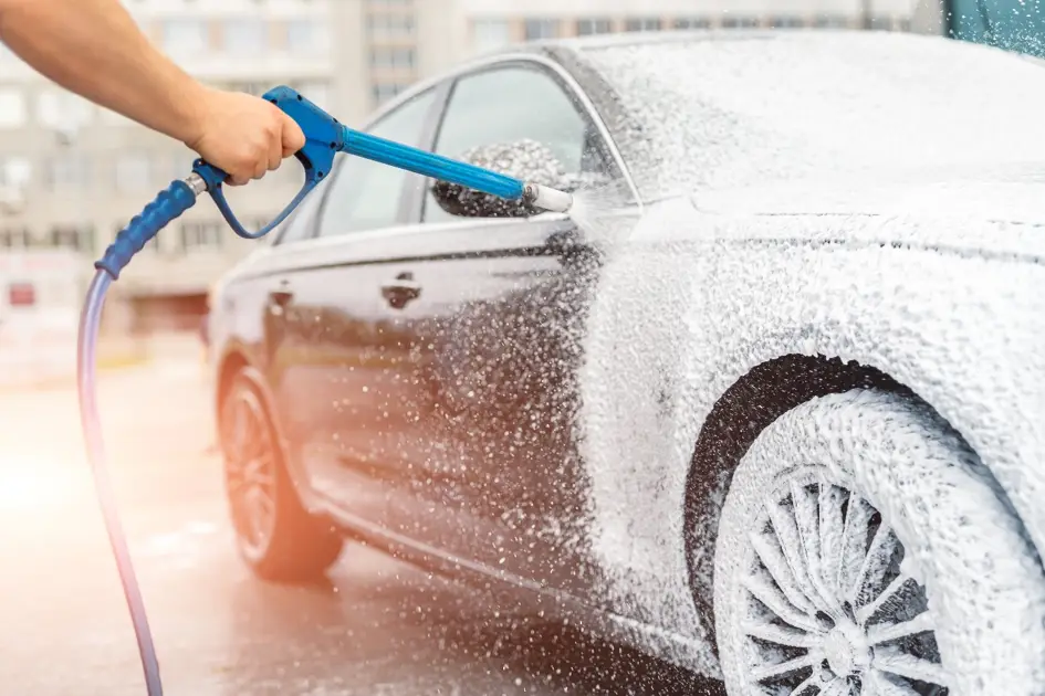 Auto in der Waschanlage mit Schaumlanze