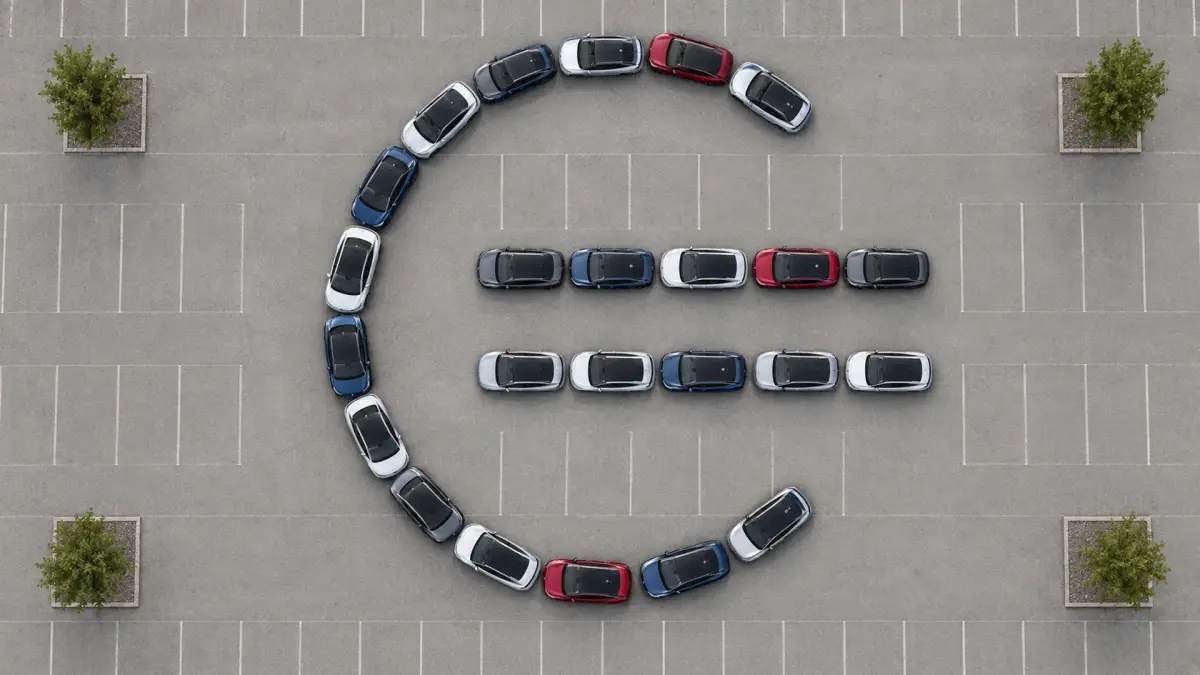 Elektroautos formen das Euro-Symbol. KI-generiert