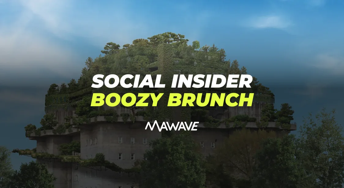 Gebäude mit üppiger Bepflanzung auf mehreren Ebenen unter blauem Himmel, darüber der Text „Social Insider Boozy Brunch“ und das Logo „MAWAVE“.