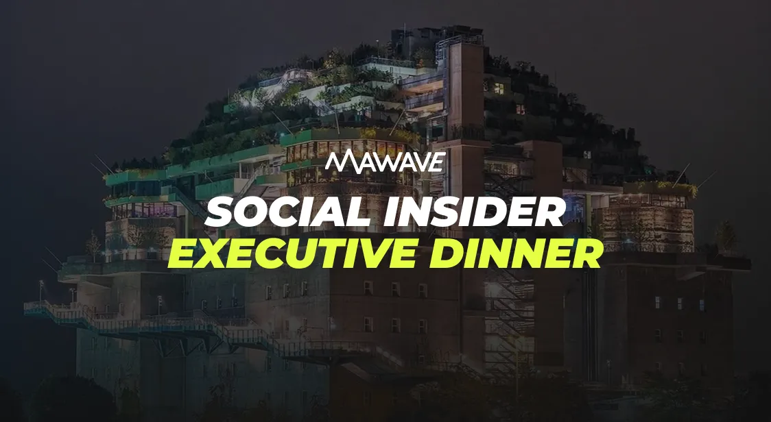 Beleuchtetes modernes Gebäude bei Nacht mit dem Text Social Insider Executive Dinner.