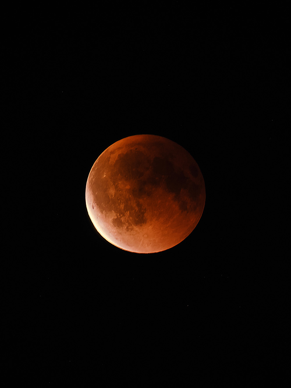 Blood moon above Copenhagen photographed by Patrick Pankalla.