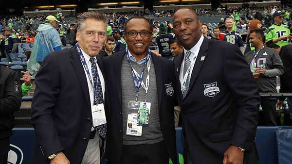 Kurt Warner posing in a suit during his ring of honor ceremony with other inductees