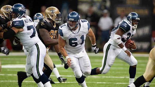Robbie Tobeck leading a block on the field