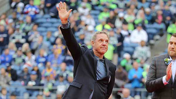 Dave Krieg waving to the fans