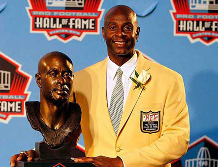 Jerry Rice posing with his hall of fame bust