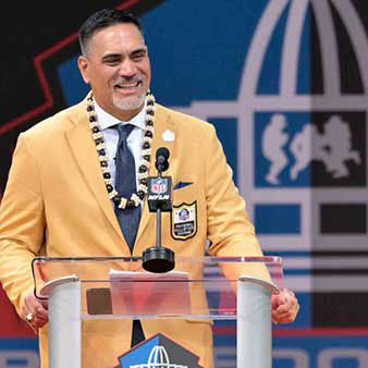 Kevin Mawae posing in front of his statue bust