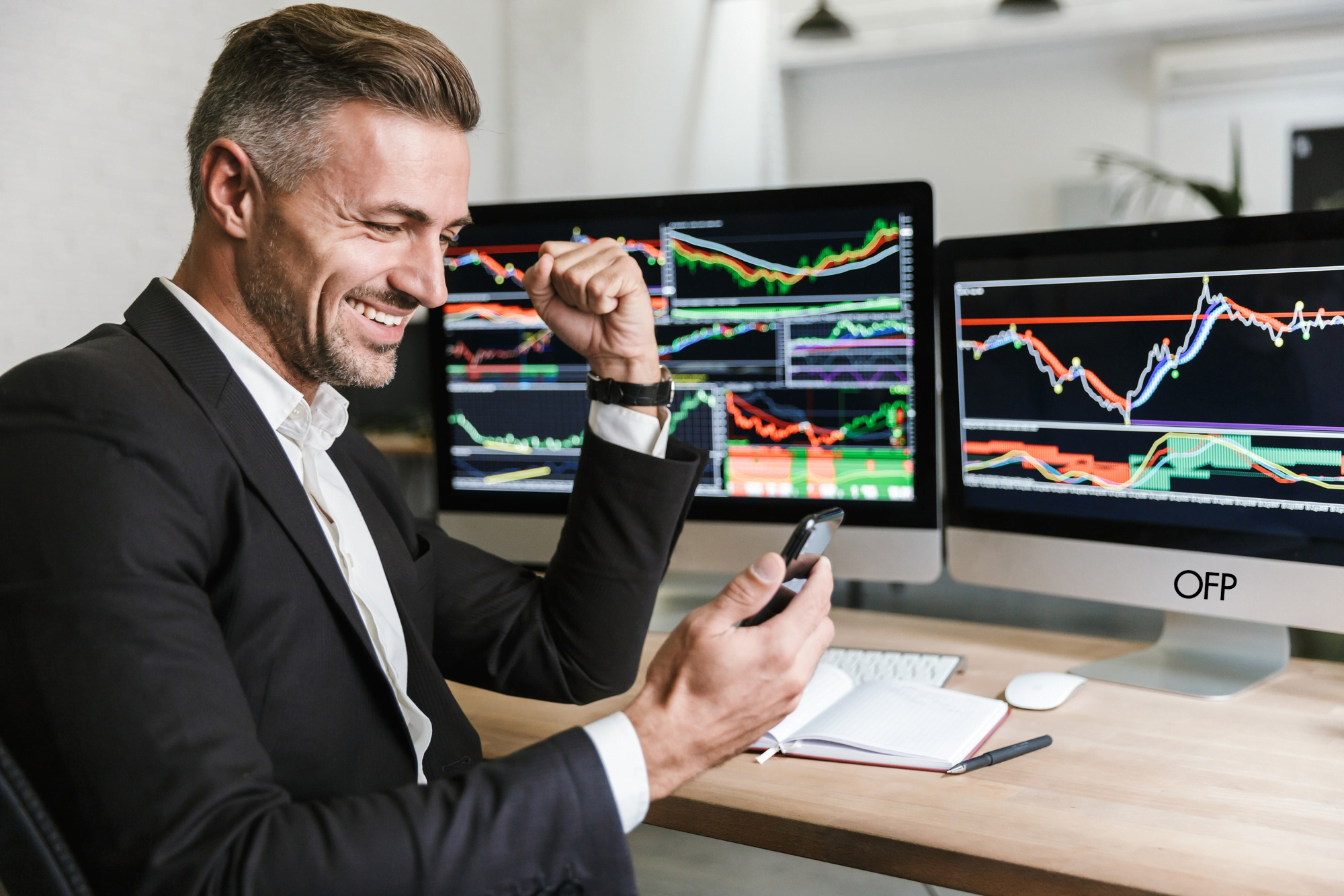 trader looking happy - Best Forex Trading Apps for Beginners