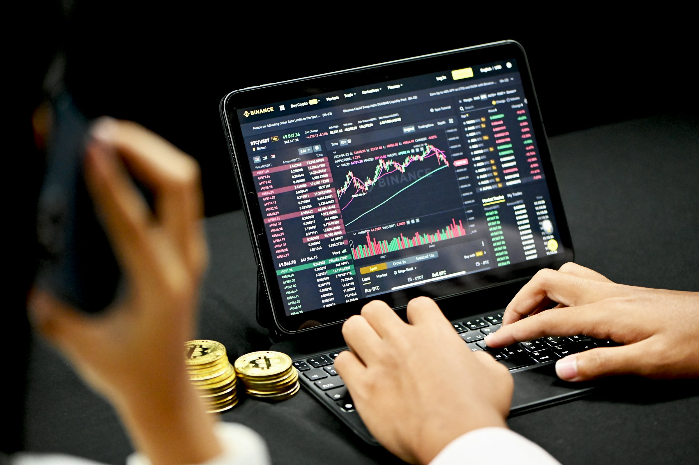 Trading on Laptop - Best Day Trading Platform For Beginners