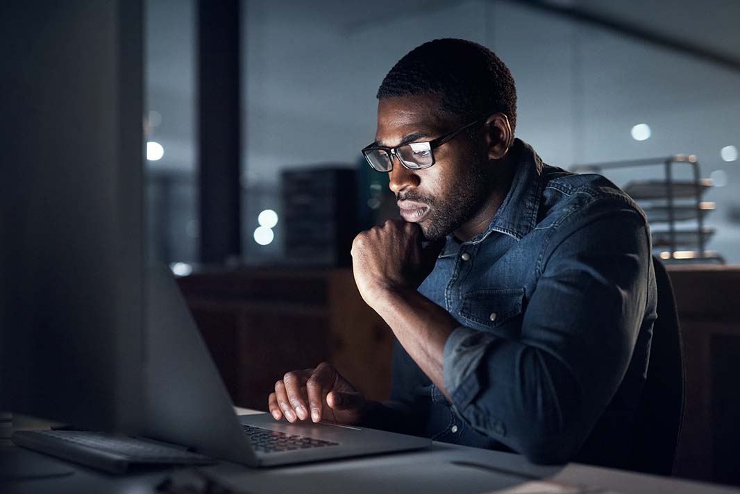 man in a black shirt - Best Beginner Trading Apps