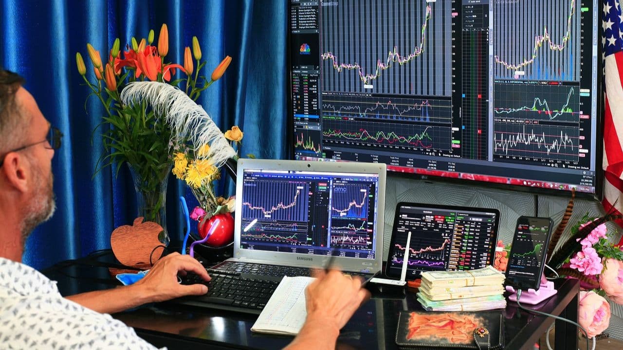 man trading - Is Day Trading A Good Side Hustle
