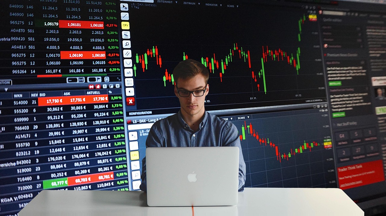 man trading on a laptop - Day Trading Setup