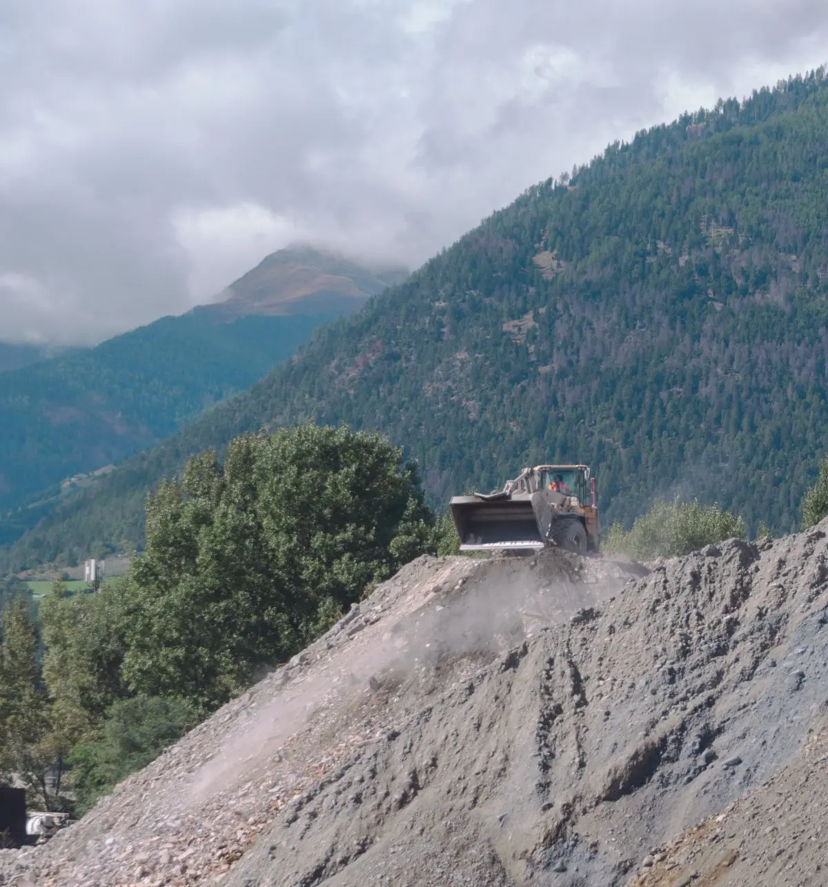 Leistungen, Erdbewegungen, Schotterwek, Radlader, Schottergrube, Kies, Bauunternehmen, Otler Schotter, Stilfserjoch, Vinschgau, Südtirol