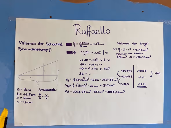 Handgeschriebene Geometrieberechnungen zur Volumenberechnung eines Pyramidenstumpfs und einer Kugel.