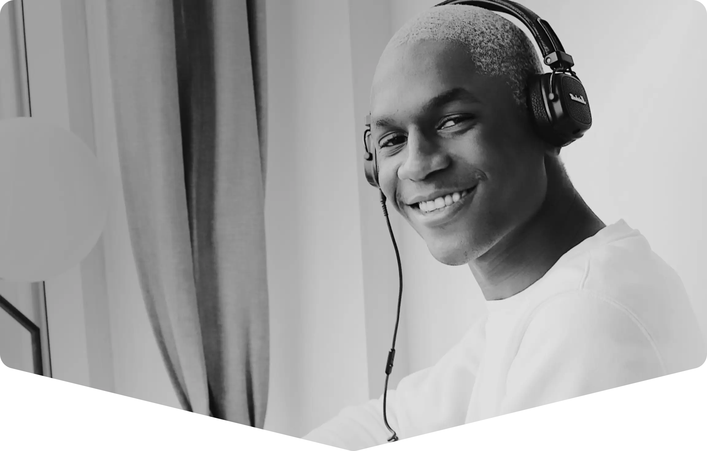 Un hombre con auriculares sonriendo