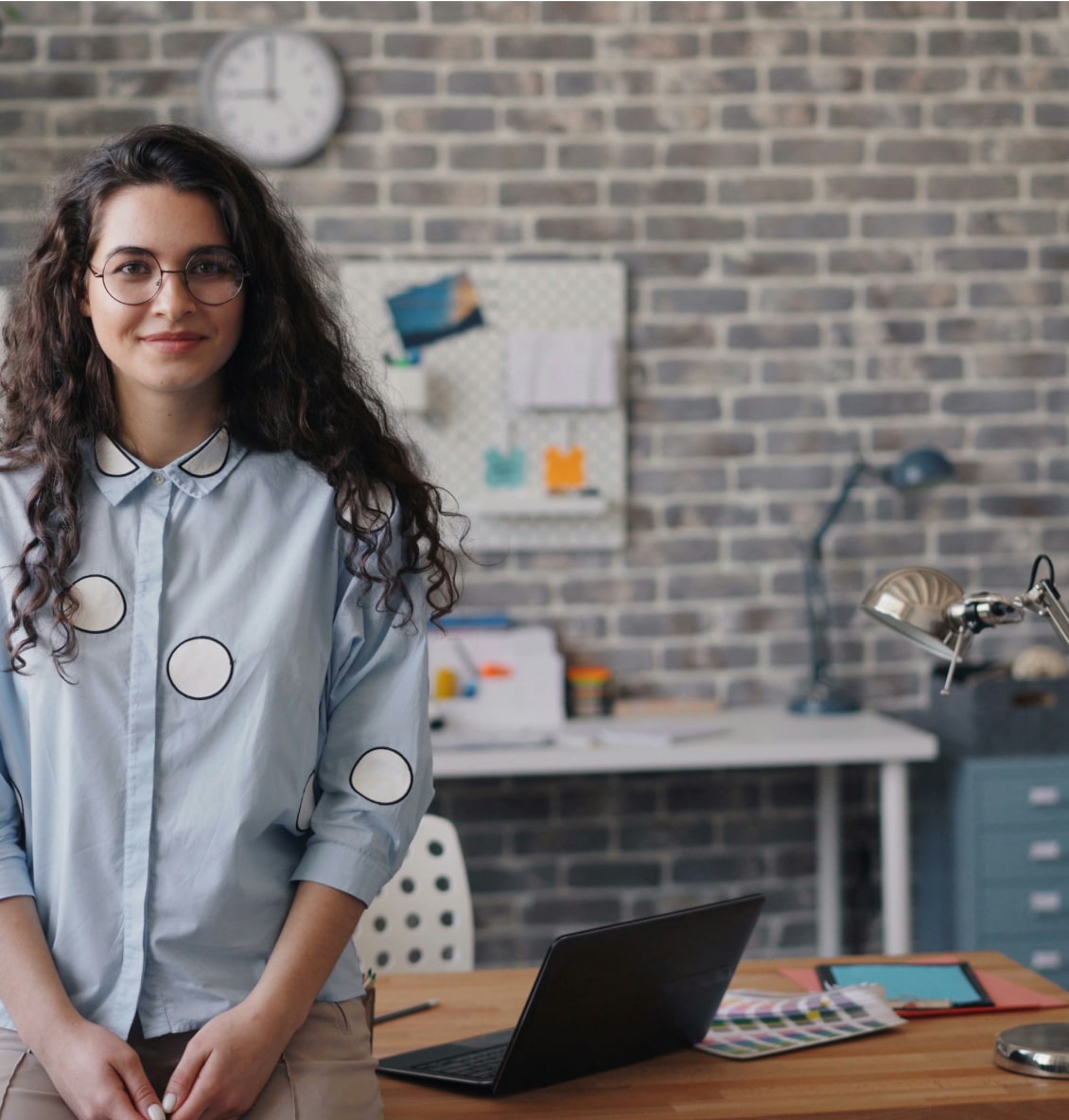 An girl standing in front of the office desk.