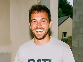 photo portrait d'un artisans btp : Raphaël un utlisateur Batappli, charpentier à Rennes