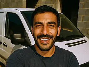 Portrait de Sofiane sur son chantier, utilisateur qui donne son avis positif sur Batappli