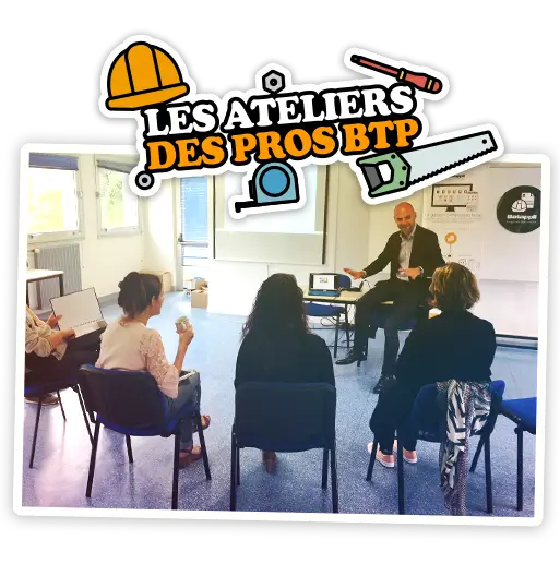 photo d'un atelier Batappli avec des personnes de dos face à un formateur qui apprennent à chiffrer