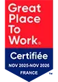 Badge bleu avec le texte « Great Place To Work Certifiée NOV 2023-NOV 2026 France ».