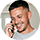 Homme souriant parlant au téléphone avec fond blanc flou.