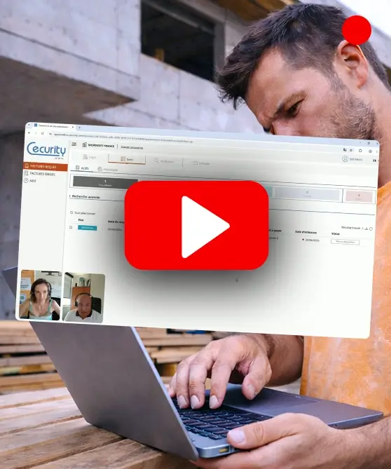 Homme sur chantier utilisant un ordinateur portable avec une interface de logiciel visible à l'écran.