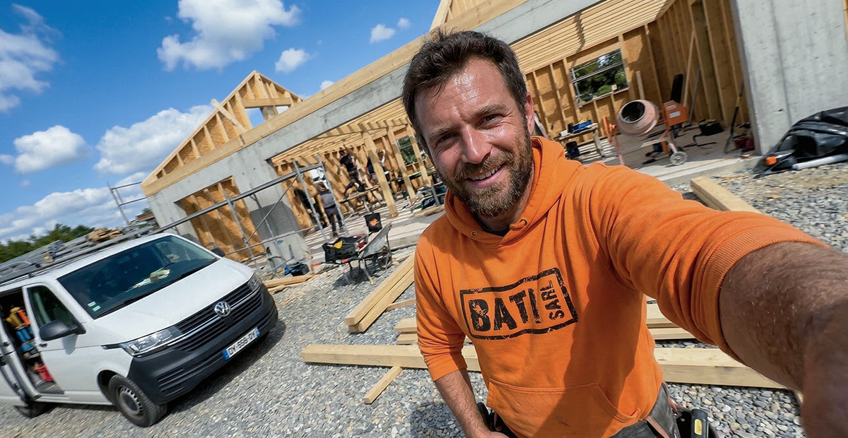 Artisan sur son chantier utilisant Batappli