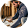 un artisan travaillant à genoux sur un projet de construction en bois à l'intérieur.