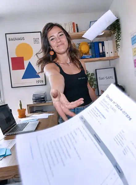 Femme souriante lançant un devis papier vers la caméra dans un bureau moderne.