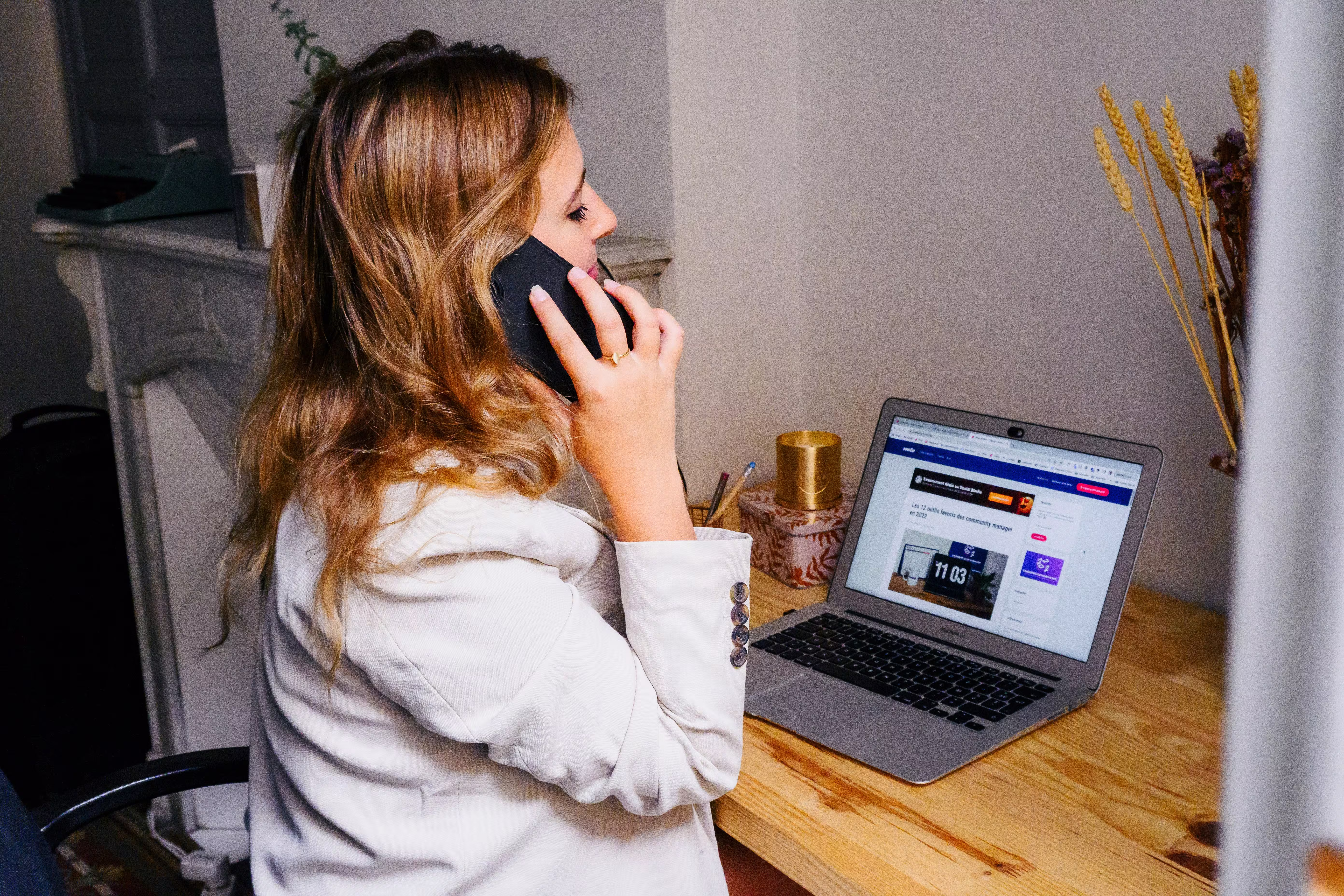 Image d'une entrepreneuse au téléphone