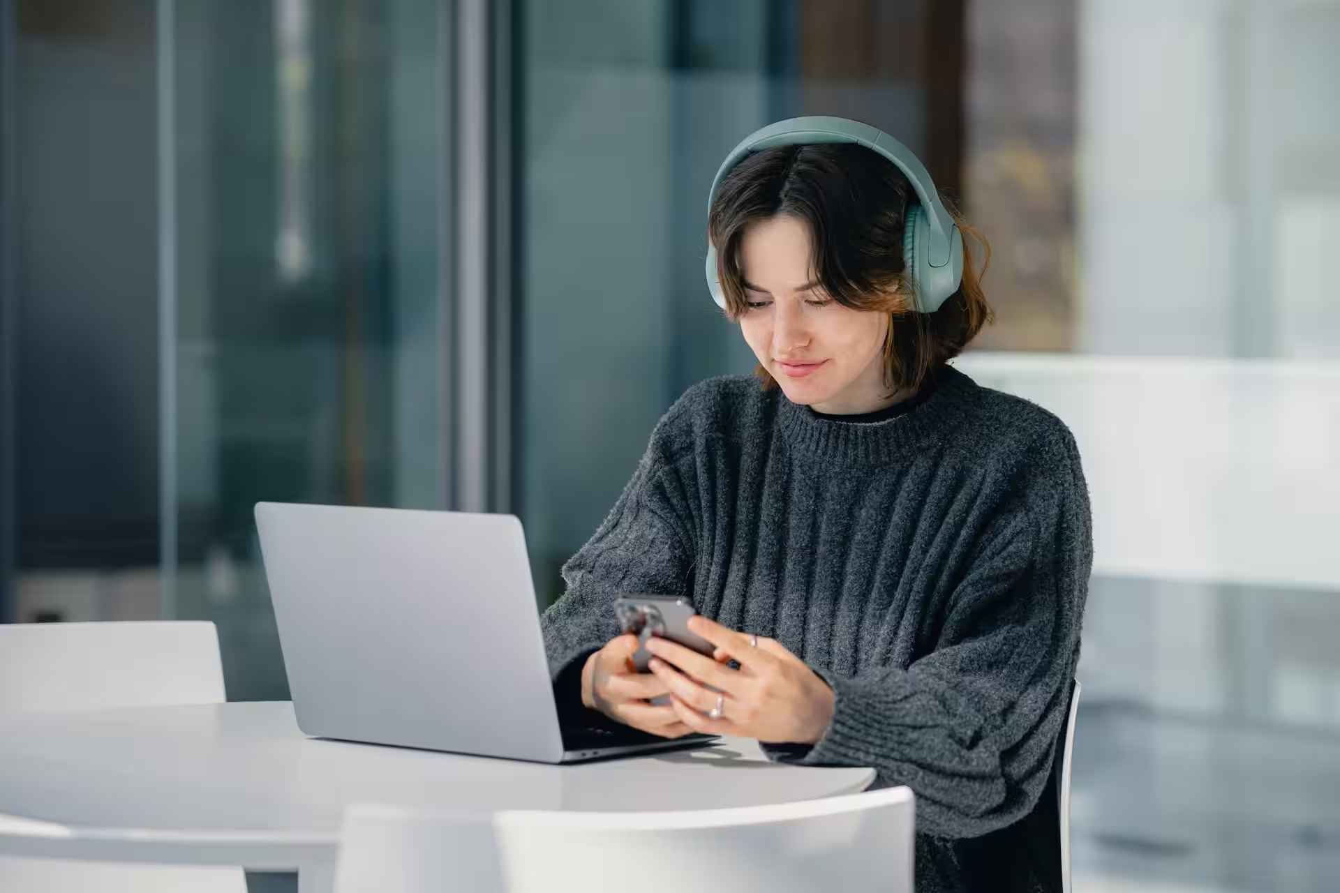 Jeune femme préparant sa candidature sur un ordinateur pour construire son projet professionnel