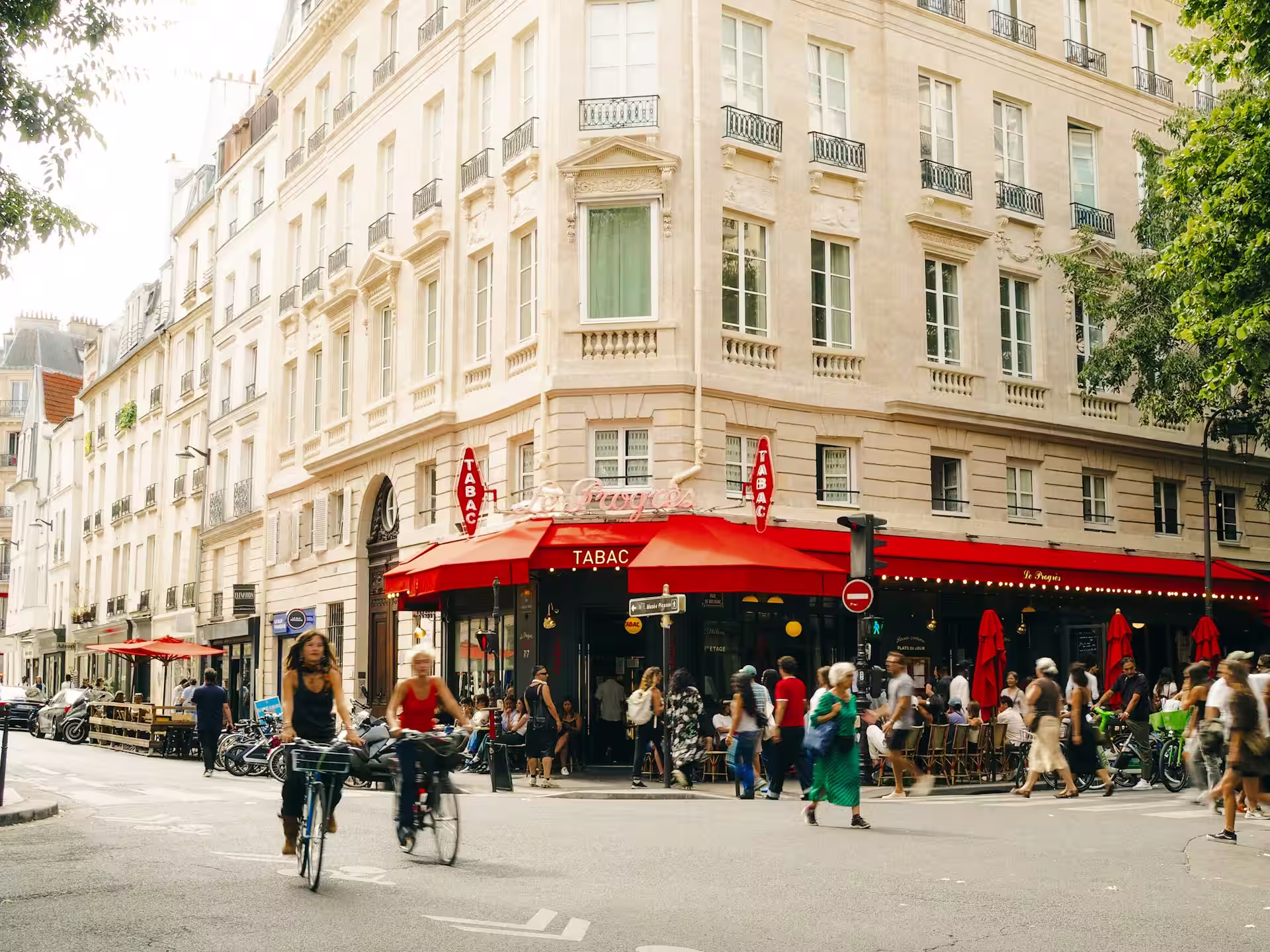 L'ancrage territorial d'une entreprise se manifeste dans la rue commerçante d'une ville moyenne française.