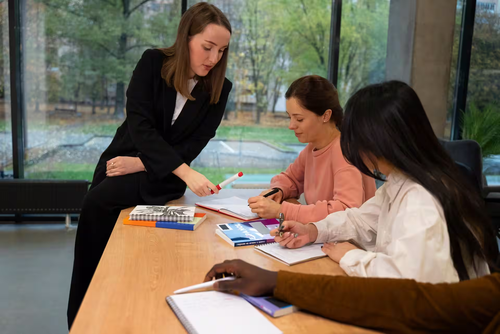 Un mentor accompagne un jeune dans son projet professionnel, renforçant l'ancrage territorial de l'entreprise.