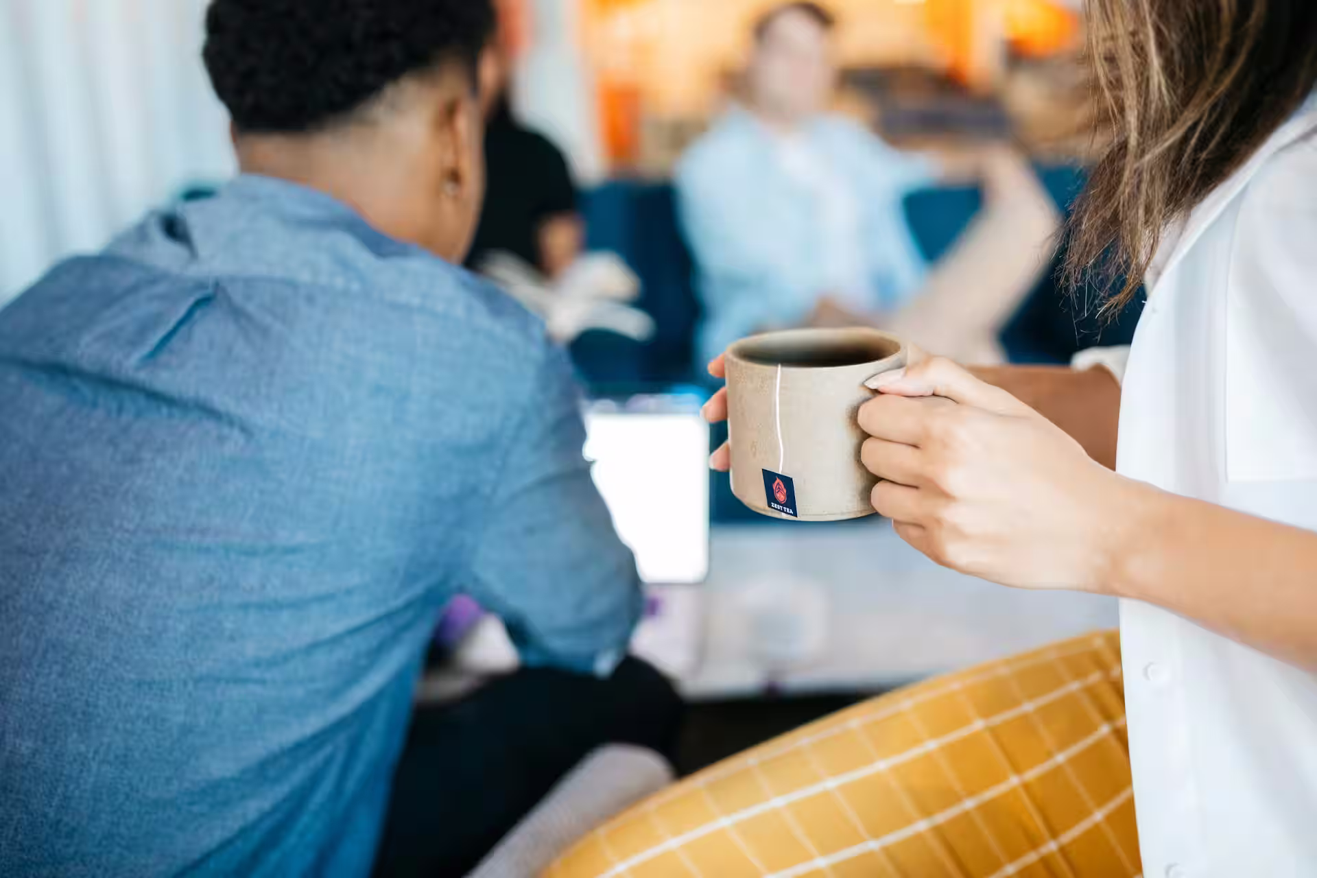 Deux personnes échangeant autour d'un café pour entretenir et développer son réseau professionnel