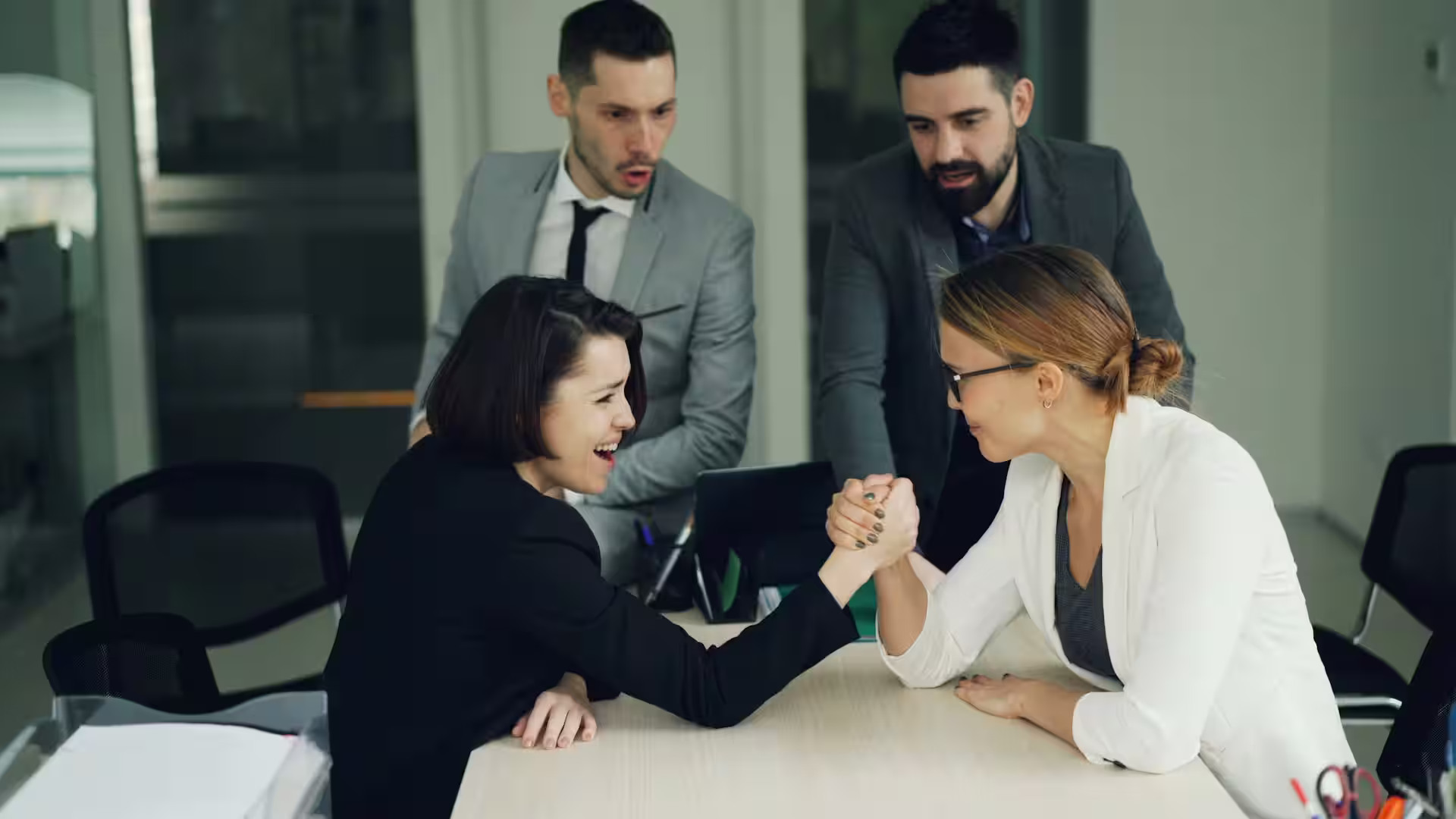 Jeunes professionnels échangeant lors d'un événement pour développer son réseau professionnel