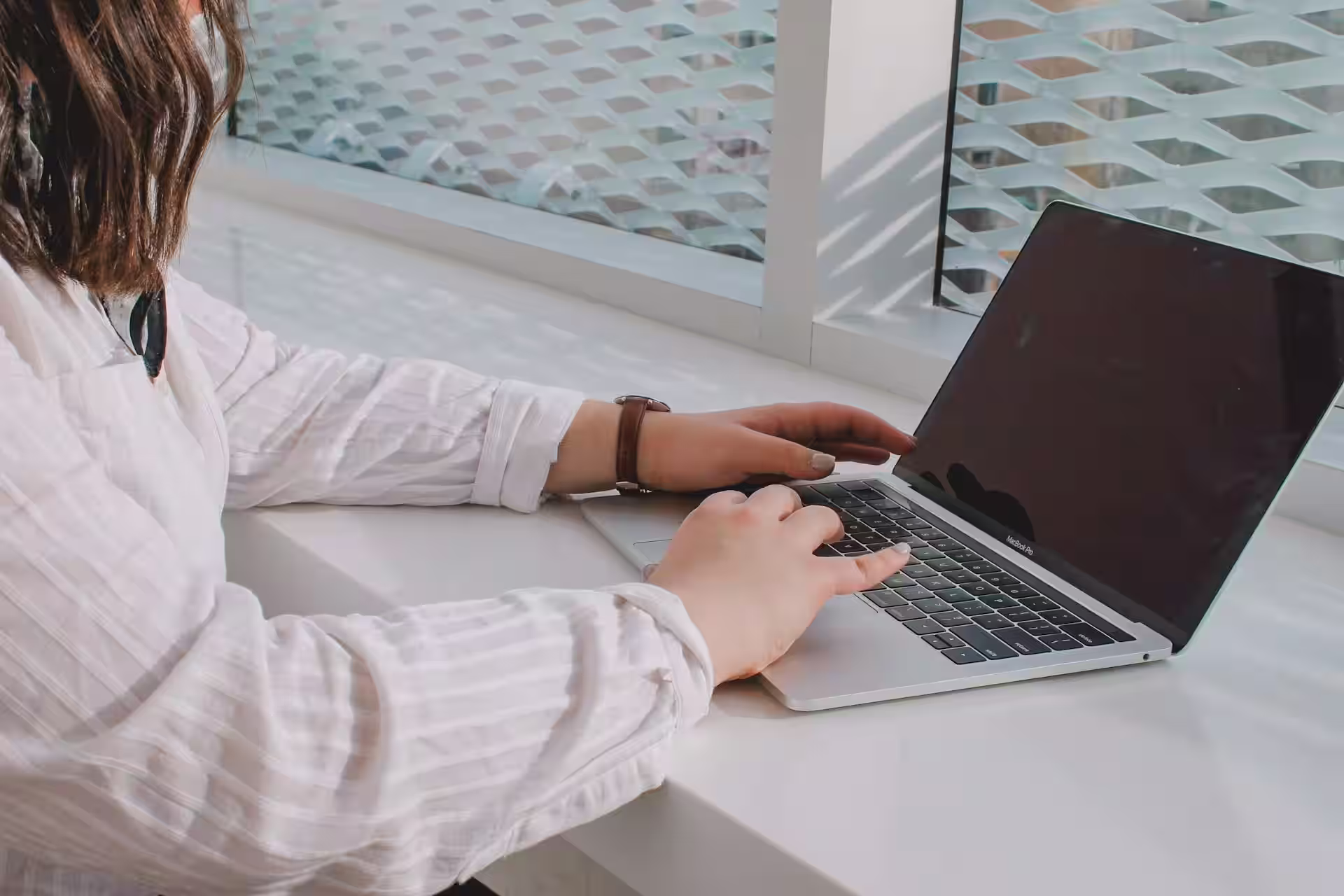 eune candidate qui rédige un mail pour relancer une candidature sur son ordinateur
