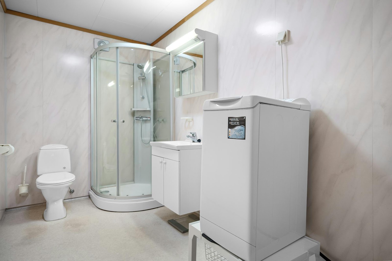 Modernes Badezimmer mit energiesparender Ausstattung und Smart-Home-Elementen