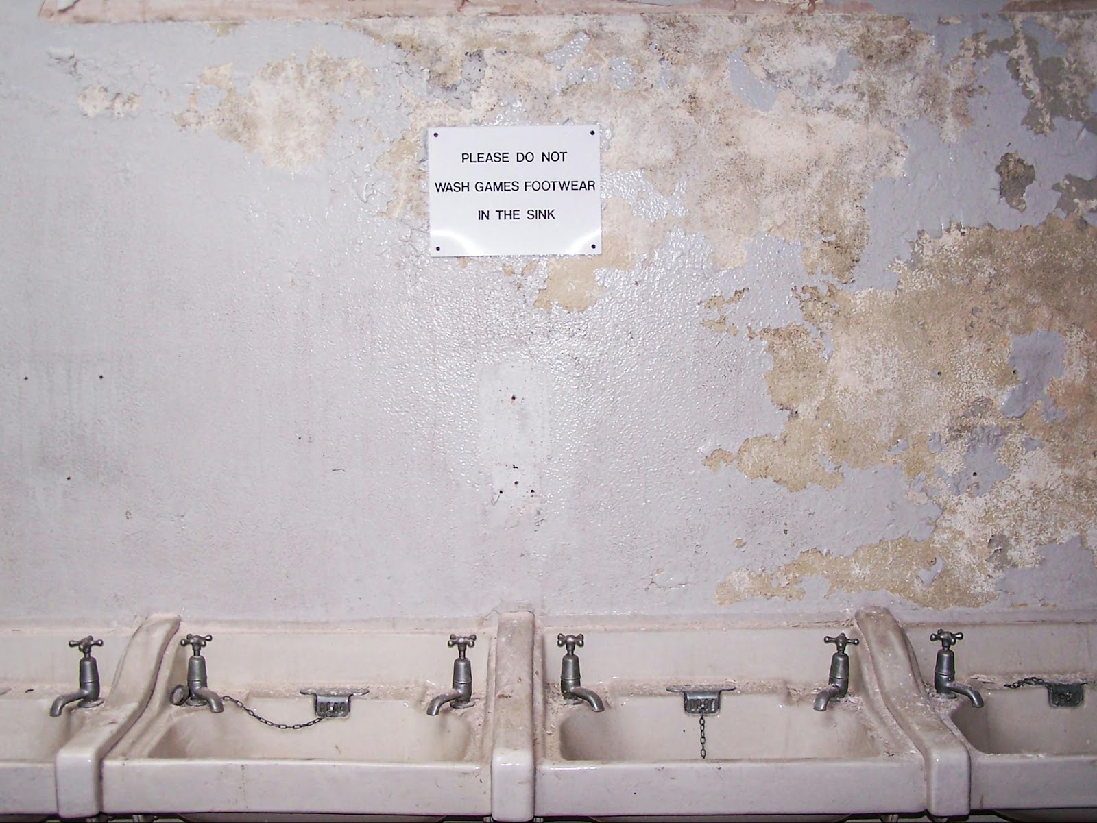 Beschädigtes Badezimmer nach unsachgemäßer Renovierung