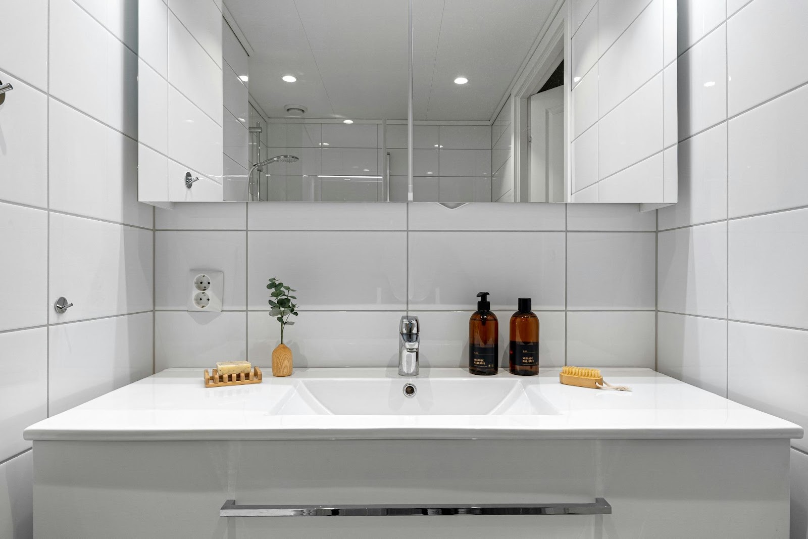 Perfekt fertiggestelltes modernes Badezimmer